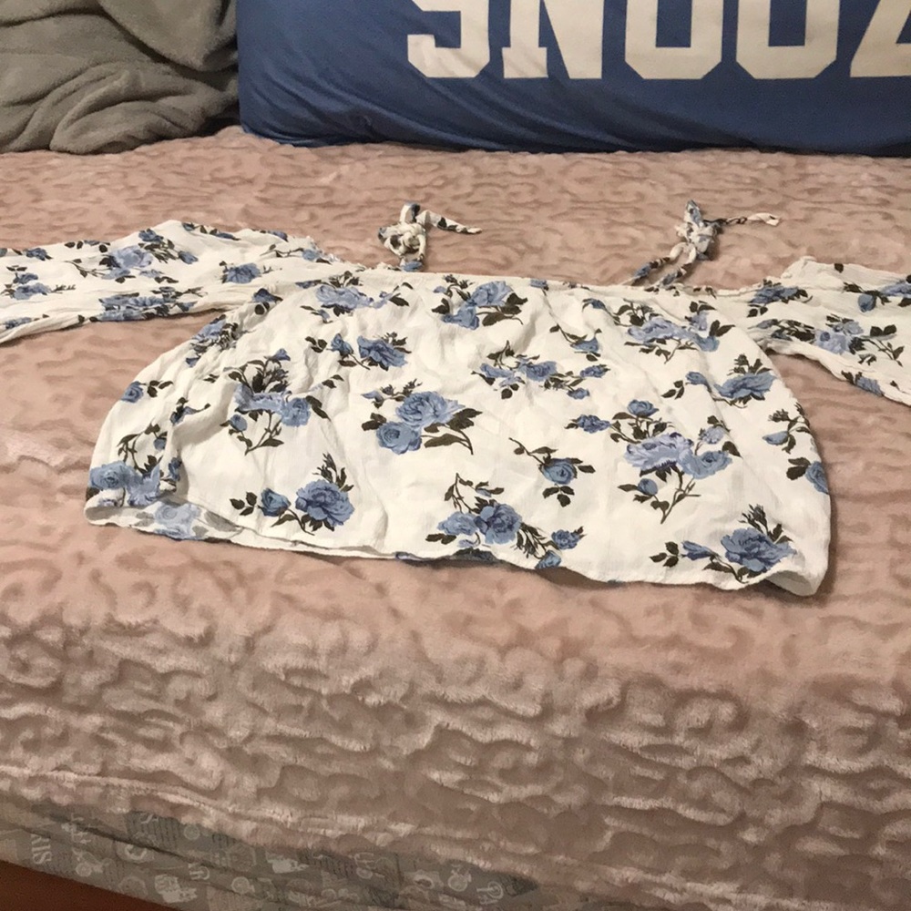 American eagle 🦅 cold shoulder blouse